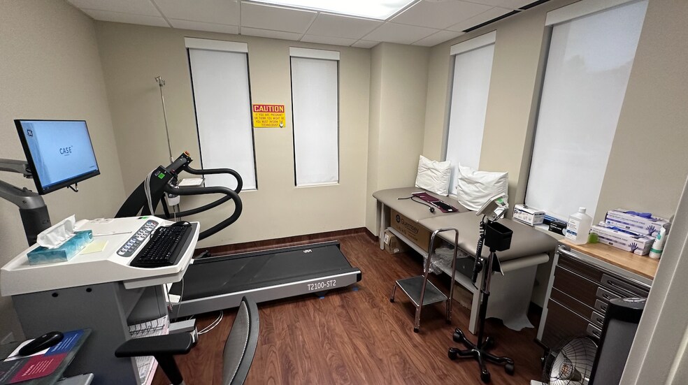 More Photos Of 130 Park St SE, Vienna Medical For Lease