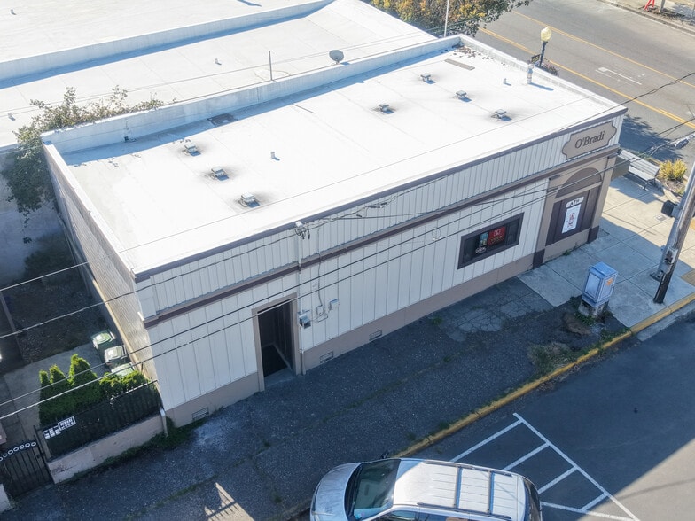 More Photos Of 702 Newmark St, Coos Bay Bar For Sale