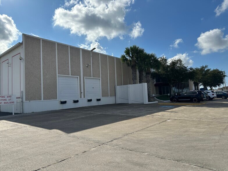 More Photos Of 3734 International Blvd, Brownsville Distribution For Lease