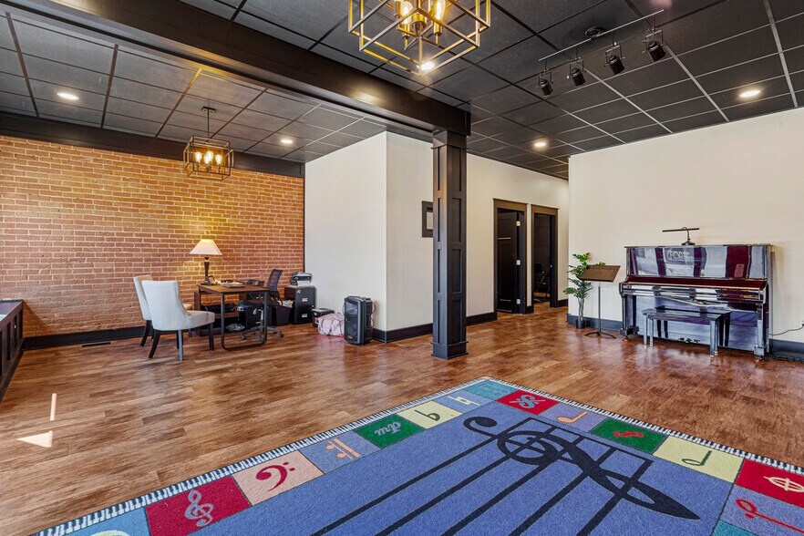 More Photos Of 106 N Main St, Le Sueur Office Residential For Sale