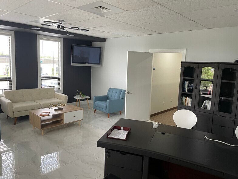 More Photos Of 1300 Cummins Rd, Des Moines General Retail For Lease