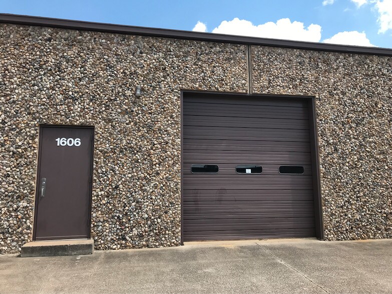 More Photos Of 1604-1620 Surveyor Blvd, Carrollton Unknown For Lease