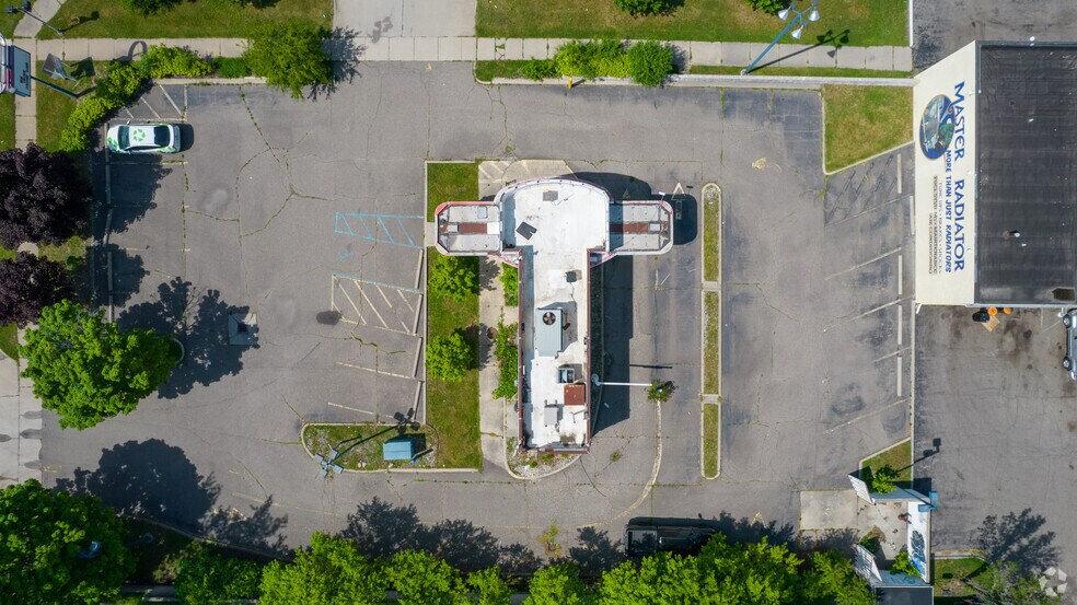 More Photos Of 2299 Elizabeth Lake Rd, Waterford Fast Food For Lease
