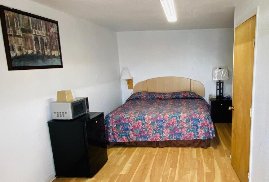 More Photos Of 512 E Riley St, Freer Hospitality For Sale