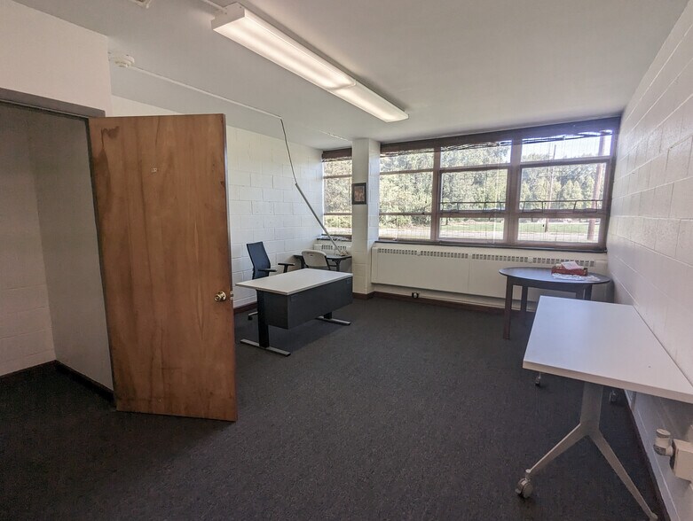 More Photos Of 350 Georgetown Rd, Carneys Point Schools For Lease