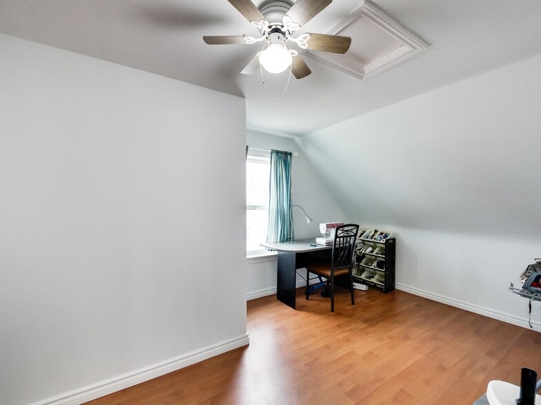 More Photos Of 44 Francis St, Hamilton Flex For Sale