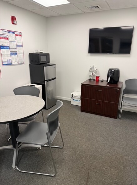 More Photos Of 65 Rainmaker Dr, Portland Flex For Lease