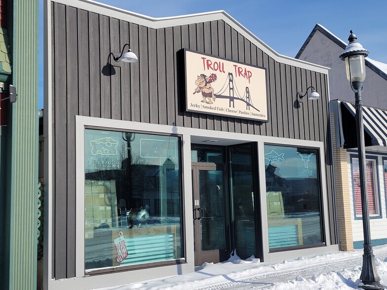 More Photos Of 217 E Central Ave, Mackinaw City Storefront For Lease