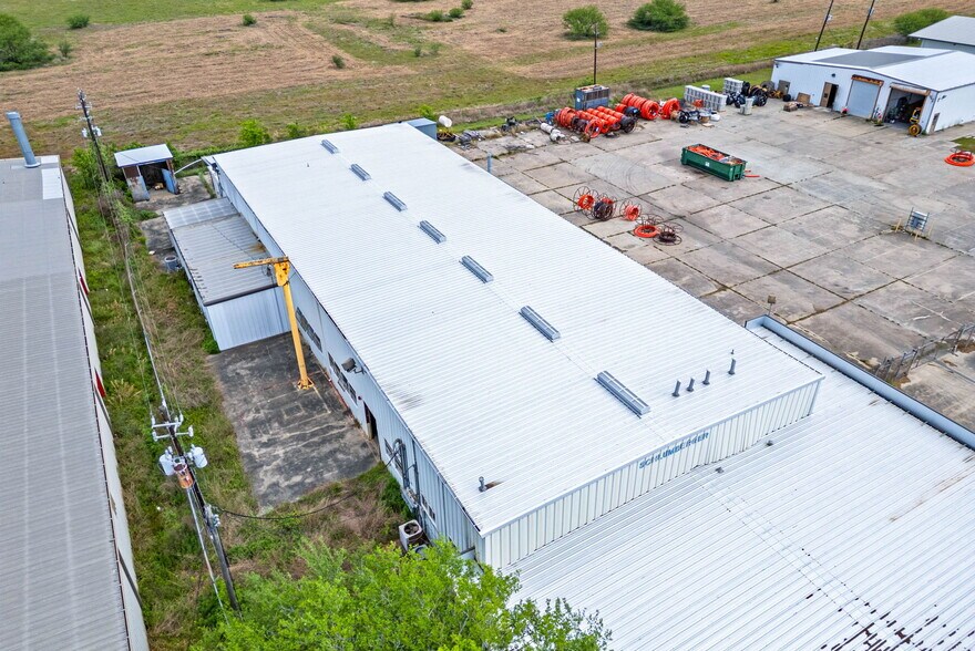 More Photos Of 3806 E Rio Grande St, Victoria Warehouse For Sale