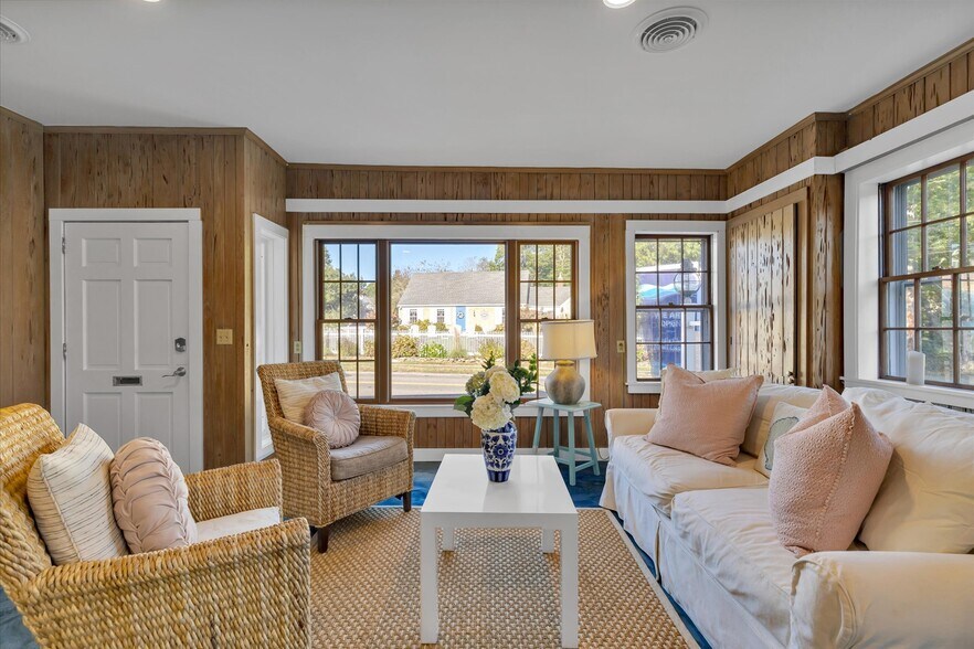 More Photos Of 627 S Main St, Centerville Office For Sale