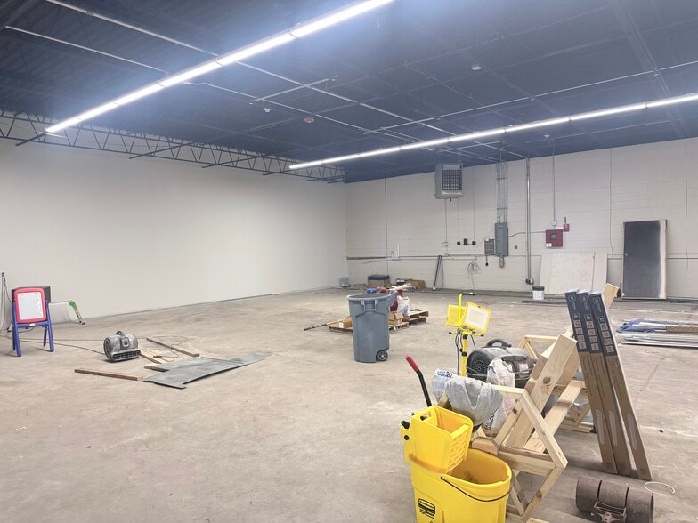 More Photos Of 305-325 S Kennedy Dr, Bradley Unknown For Lease