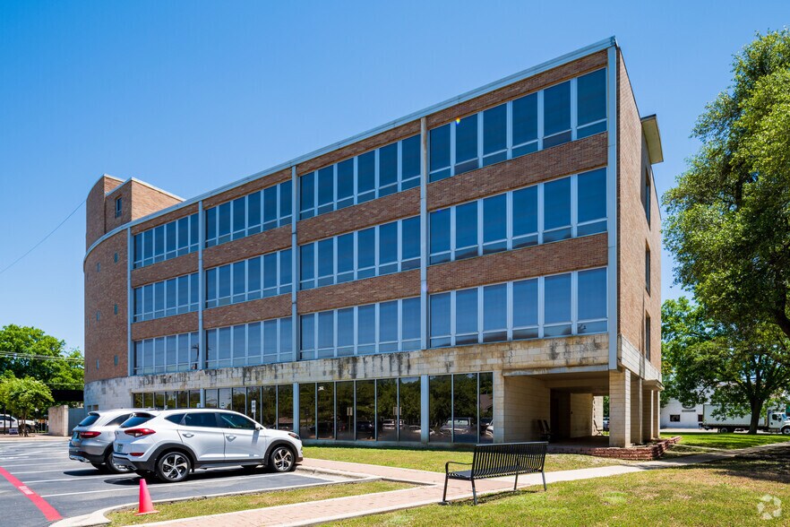 More Photos Of 205 E University Ave, Georgetown Office For Lease