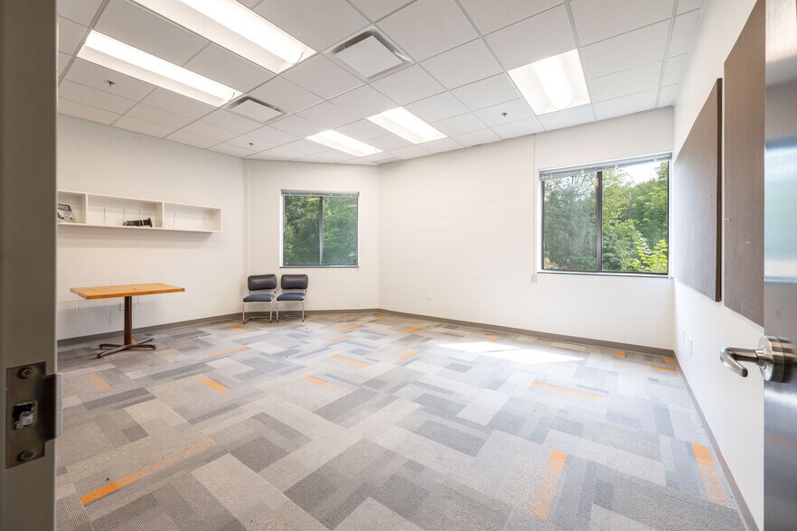 More Photos Of 10 Mile Hill Rd, Newtown Warehouse For Lease