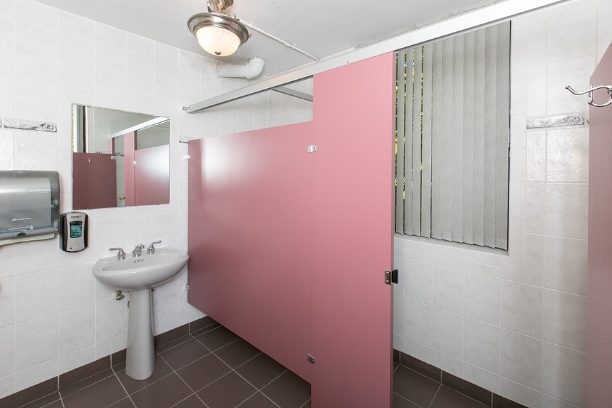 More Photos Of 2040 N Ferry St, Anoka Office For Sale