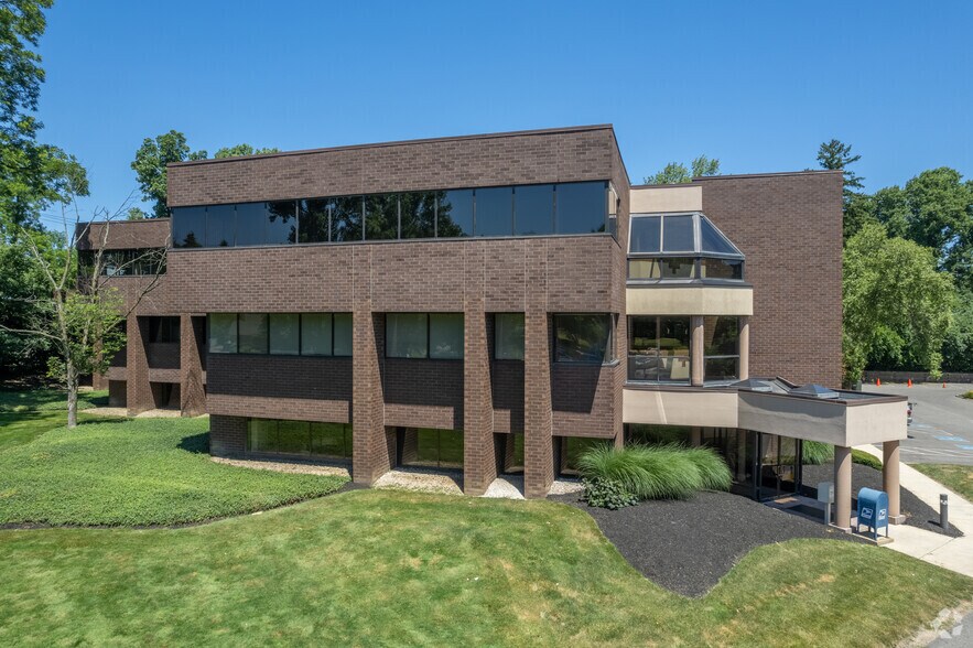 More Photos Of 2603 W Market St, Akron Medical For Lease