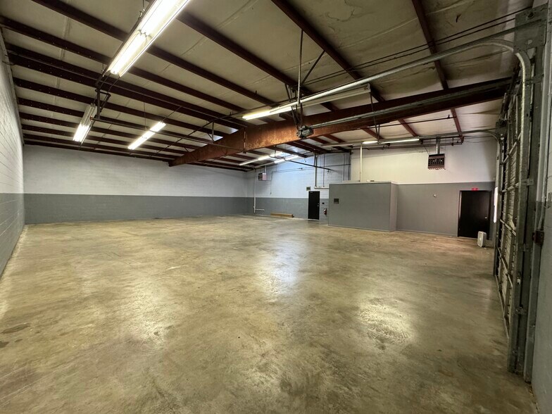 More Photos Of 300 Winona St, Knoxville Distribution For Lease
