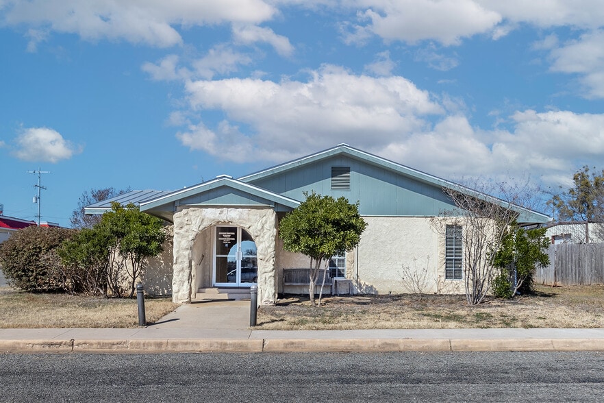 More Photos Of 305 W Dallas St, Llano Religious Facility For Sale