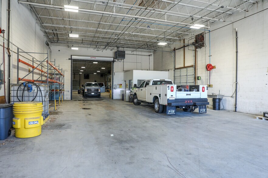 More Photos Of 1585 Roadhaven Dr, Stone Mountain Warehouse For Lease