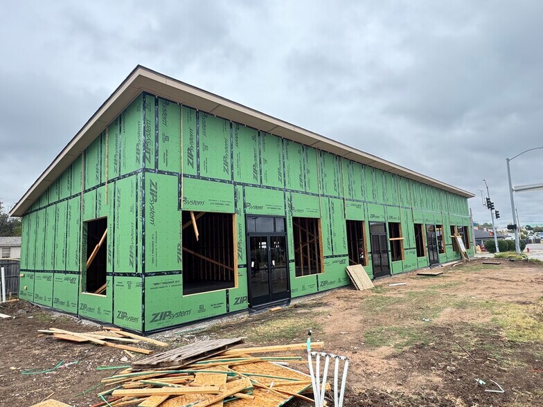 More Photos Of 607 W Gray St, Norman General Retail For Lease