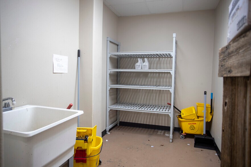 More Photos Of 25000 US 59 Rd, El Campo Flex For Sale