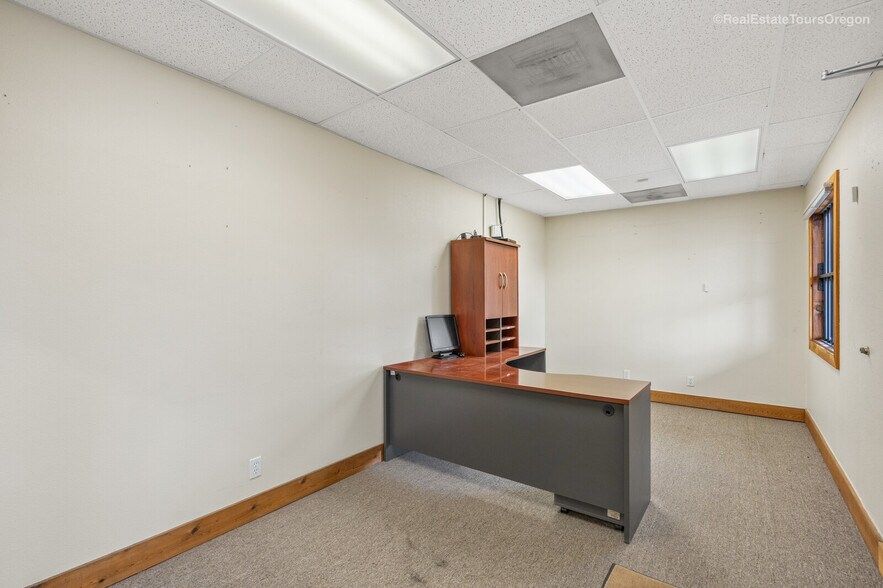 More Photos Of 10791 Oak St NE, Donald Showroom For Sale