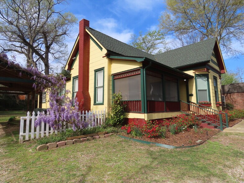 More Photos Of 1923 S Beckham Ave, Tyler Office Residential For Lease