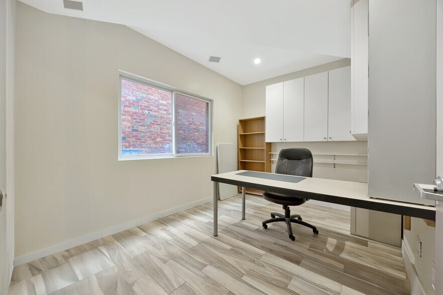 More Photos Of 14311 Willets Point Blvd, Flushing Office For Sale