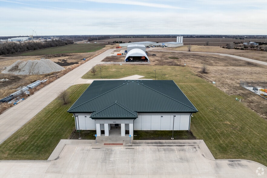 More Photos Of 1931 SE Ninth St, Newton Industrial For Sale