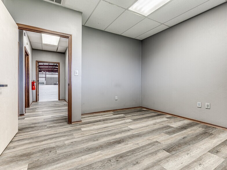 More Photos Of 4900 S Rockwell St, Oklahoma City Warehouse For Lease