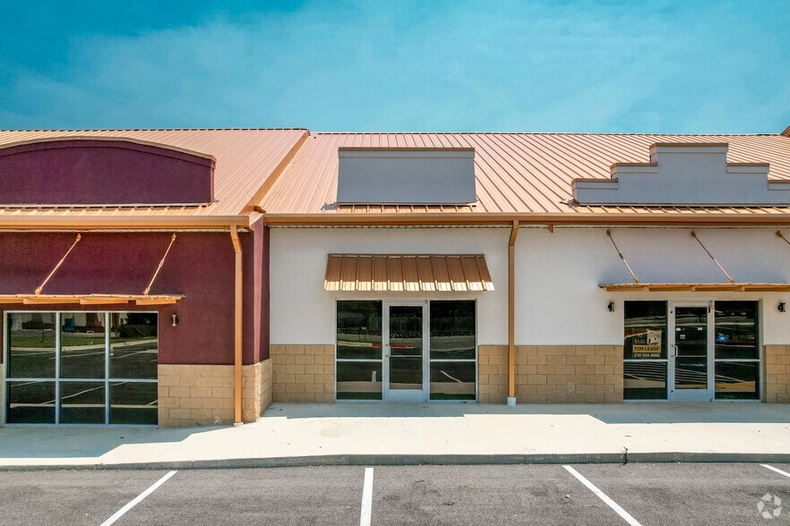 More Photos Of 2009 S Walnut Ave, New Braunfels Storefront For Lease