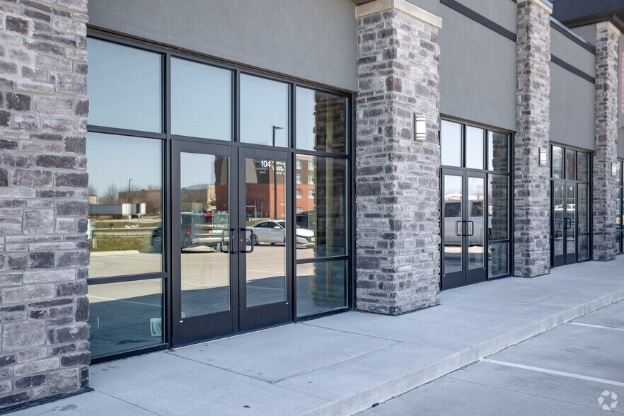 More Photos Of 2575 SE Hulsizer Rd, Ankeny Storefront Retail Office For Sale