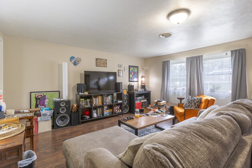More Photos Of 2312 S Rogers St, Bloomington Freestanding For Sale