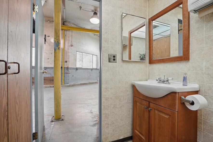 More Photos Of 3632 Foothill Blvd, La Crescenta Manufacturing For Sale