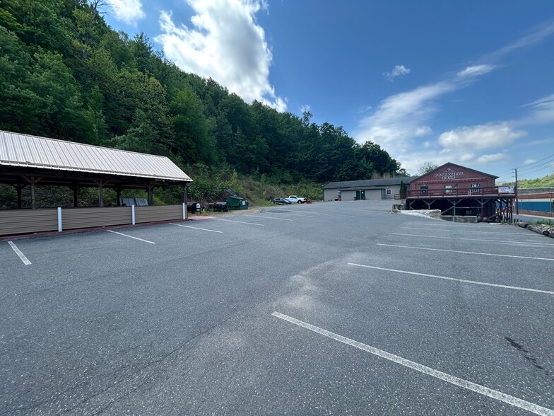 More Photos Of 337 Peacock St, Pottsville General Retail For Sale