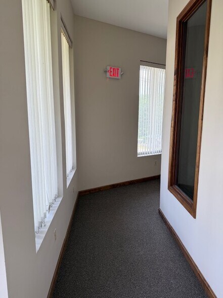 More Photos Of 21 Mohawk Trl, Greenfield Unknown For Lease