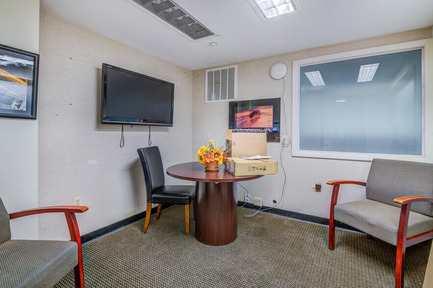 More Photos Of 25 Saint Charles St, Thornwood Distribution For Sale