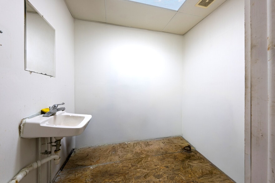 More Photos Of 1989 N Opdyke Rd, Auburn Hills Freestanding For Sale