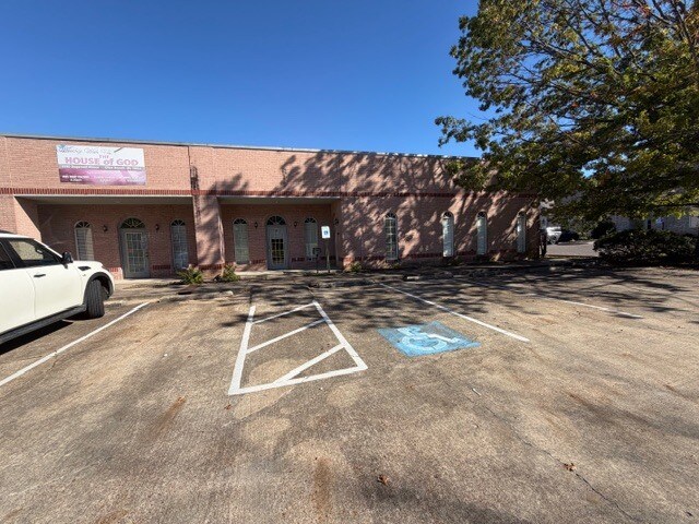 More Photos Of 6980 Dogwood Manor Dr, Olive Branch Office For Lease
