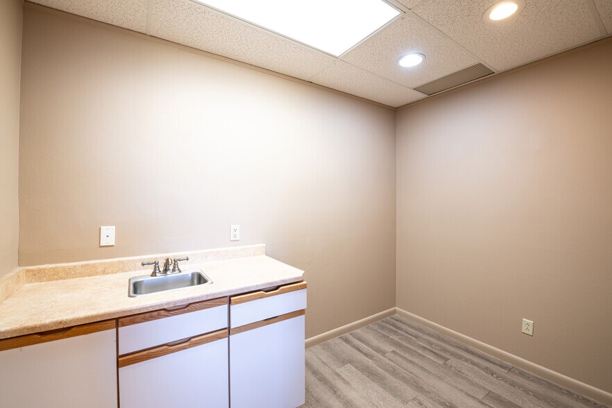 More Photos Of 1313 S Saint Francis Dr, Santa Fe Healthcare For Lease