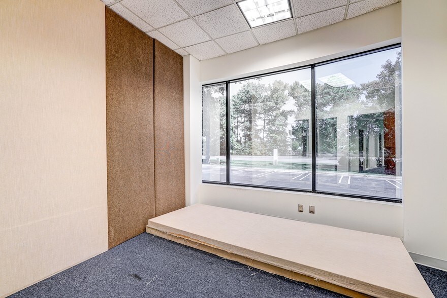 More Photos Of 901 Moorefield Park Dr, Richmond Office For Lease