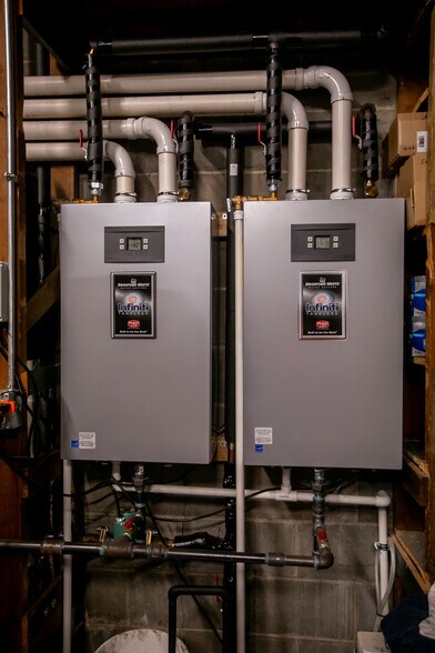 More Photos Of 201 N Main St, Elkader Flex For Sale