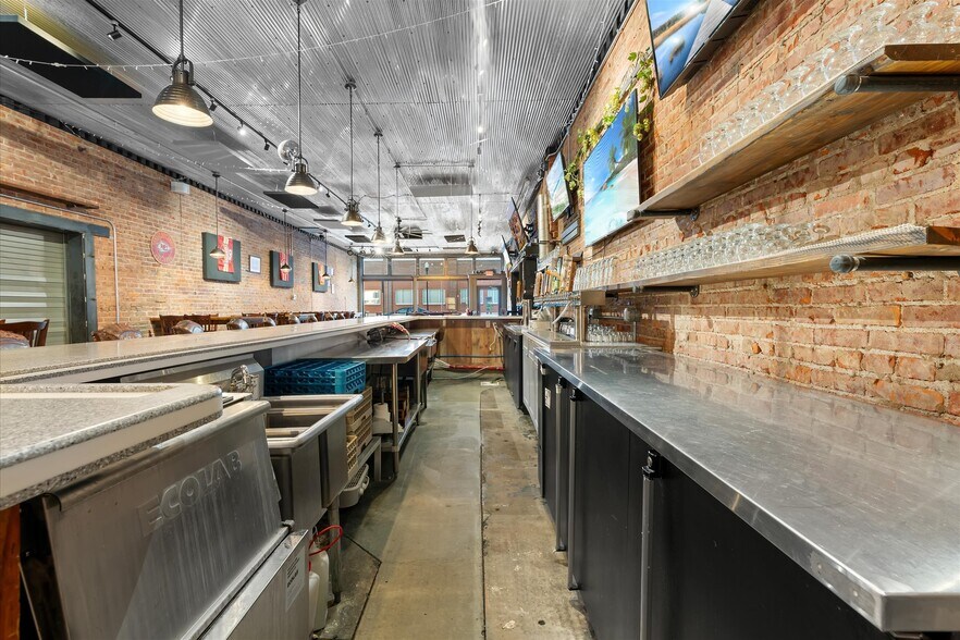 More Photos Of 451 S Thompson Ave, Excelsior Springs Bar For Sale