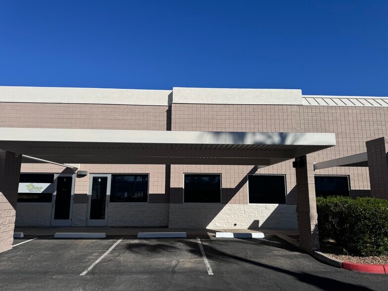 More Photos Of 16055 N Dial Blvd, Scottsdale Warehouse For Lease