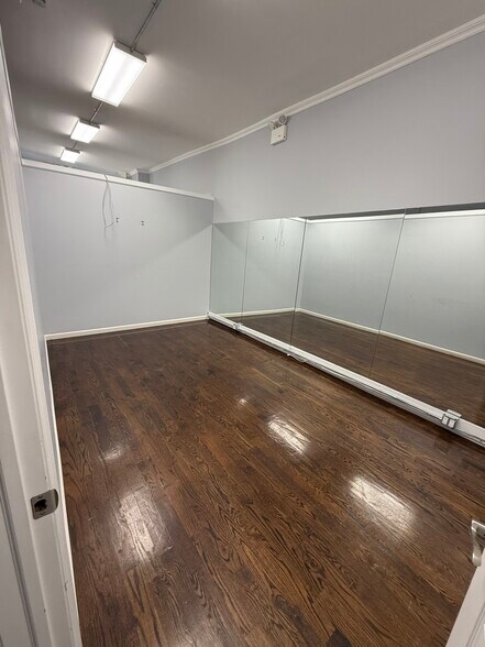 More Photos Of 9206 Jamaica Ave, Woodhaven Storefront For Lease