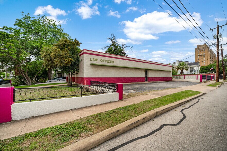 More Photos Of 201 W Poplar St, San Antonio Medical For Sale