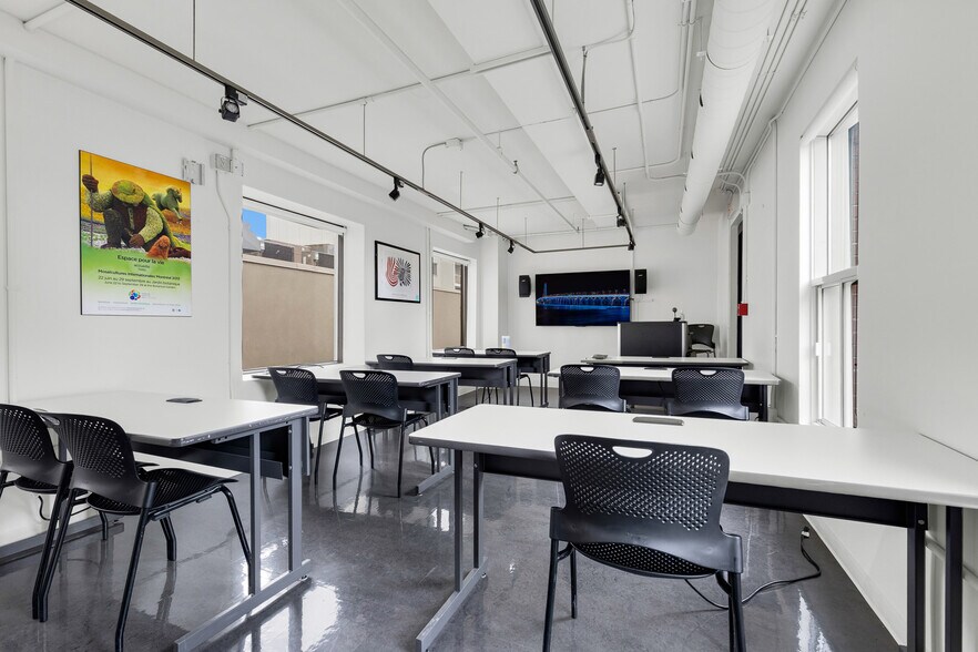 More Photos Of 525 Rue Sherbrooke E, Montréal Office For Lease