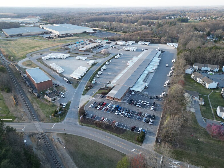 More Photos Of 438 W Bodenhamer St, Kernersville Truck Terminal For Lease