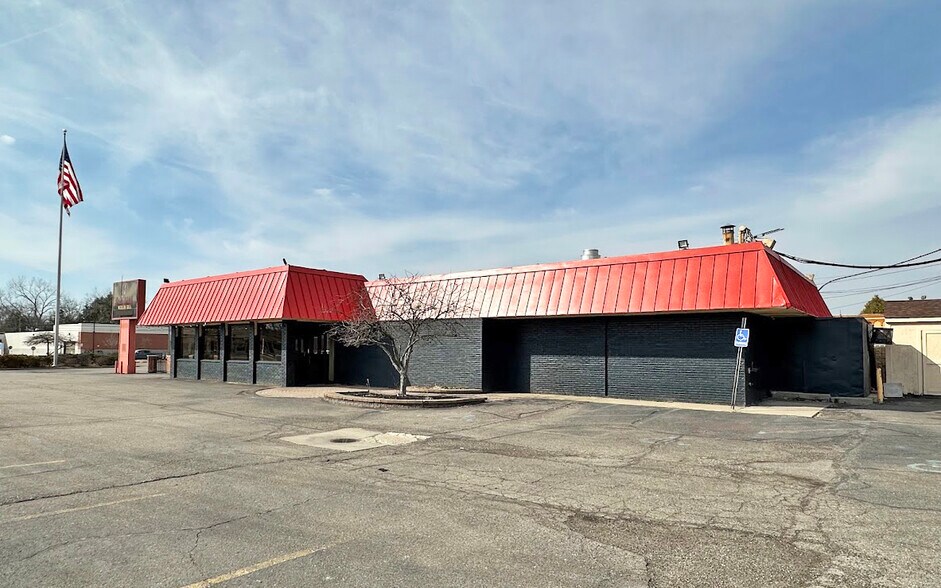 More Photos Of 28990-29104 Orchard Lake Rd, Farmington Hills Restaurant For Lease