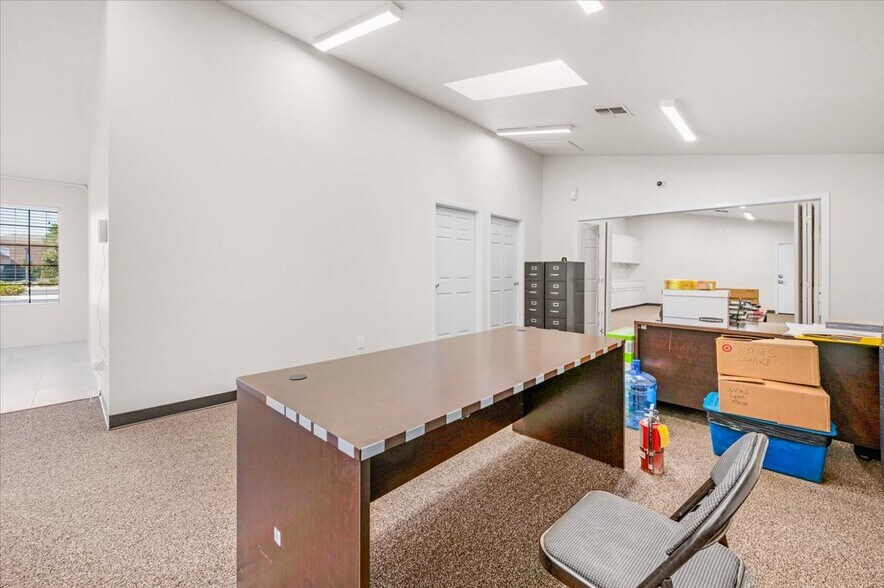 More Photos Of 324-330 Bullard Ave, Clovis Office For Sale