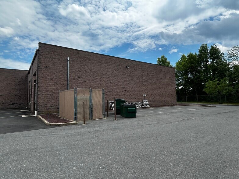 More Photos Of 14-16 Thomas J Rhodes Industrial Dr, Trenton Warehouse For Lease